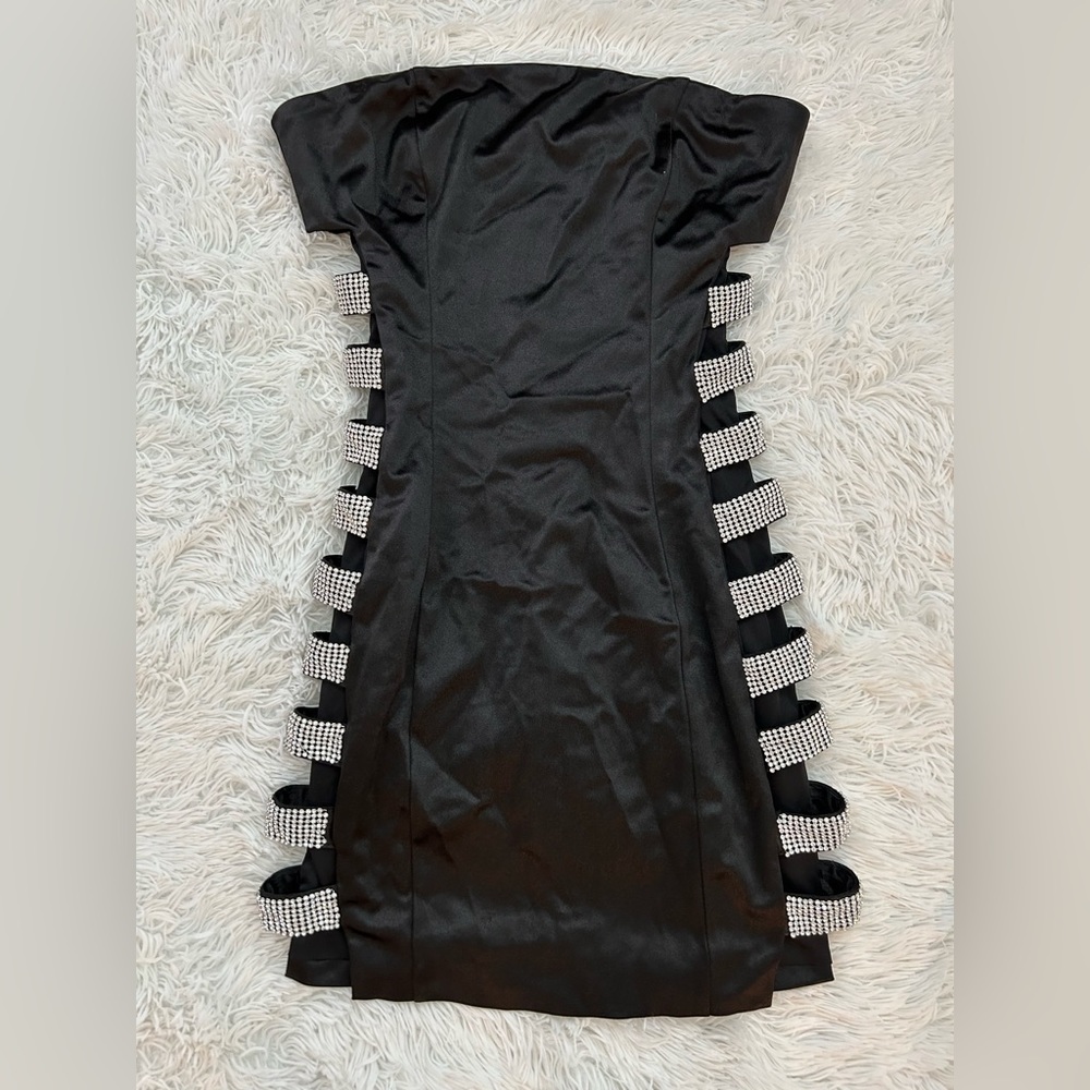 Mini satin black dress.